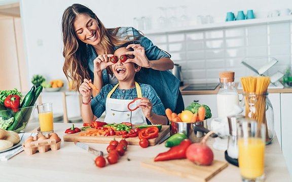 Frau mit Kind und Gemüse