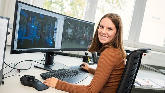 Technische Produktdesignerin am Arbeitsplatz